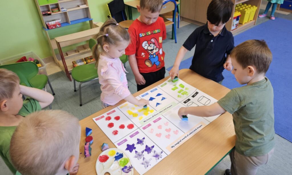Kolory, kształty i język angielski – Żabki poznają świat z eTwinning!