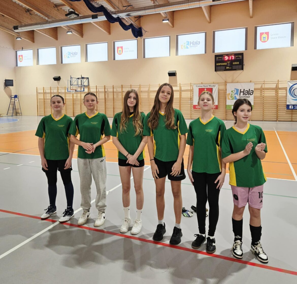 Dziewczęta z naszej szkoły na gminnych zawodach futsalu