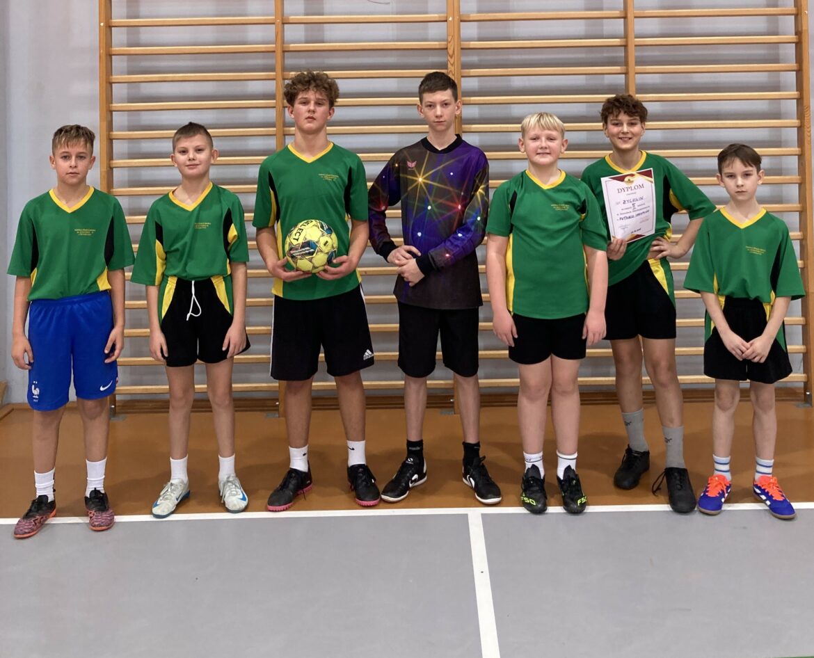Sukces chłopców młodszych w halowej piłce nożnej