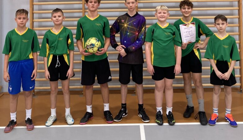 Sukces chłopców młodszych w halowej piłce nożnej